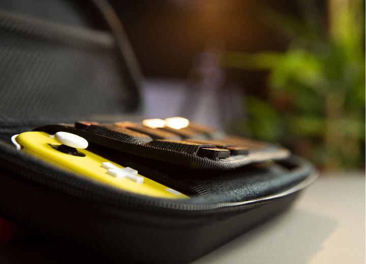 Produktbild Konix My Hero Academy Pro Carry Case Himiko (Switch OLED, Switch)