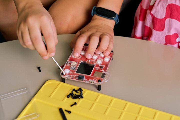 Produktbild CircuitMess BIT - Konsole - Elektronik Bausatz