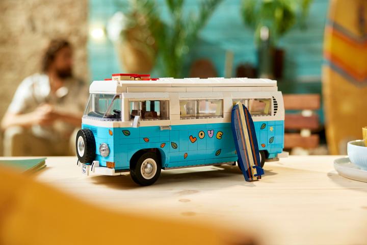 Actual product image LEGO Volkswagen T2 Camping Bus (10279, LEGO Creator Expert, LEGO Rare Sets)