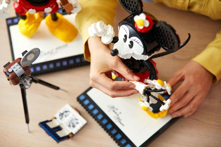 Actual product image LEGO Mickey Mouse and Minnie Mouse (43179, LEGO Disney, LEGO Rare Sets)
