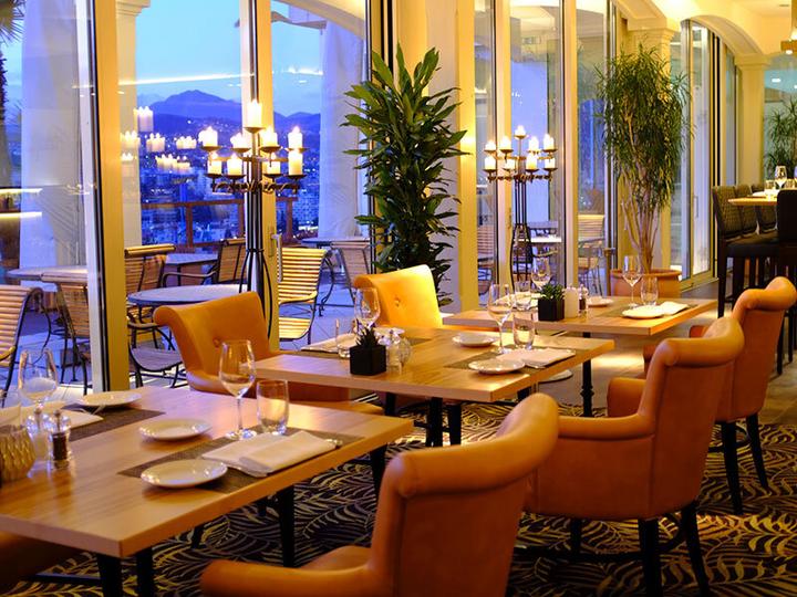 Actual product image Smartbox 1 romantic night with a view over the lake, aperitif and spa in Lugano (2 pers.)
