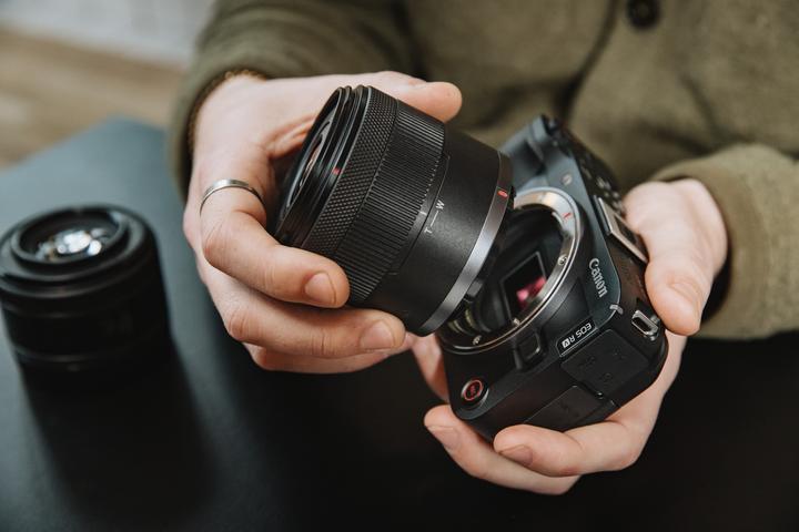 Immagine prodotto Canon Kit EOS R50 V + RF-S 14-30mm F4-6.3 IS STM PZ (14 - 30 mm, 24.20 Mpx, APS-C / DX)