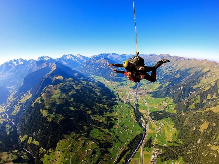 Actual product image Smartbox Saut en parachute en tandem avec un moniteur dans les Alpes Suisses pour 1 personne (1 pers.)