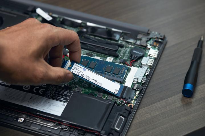 Actual product image Kingston NV2 (4000 GB, M.2 2280)