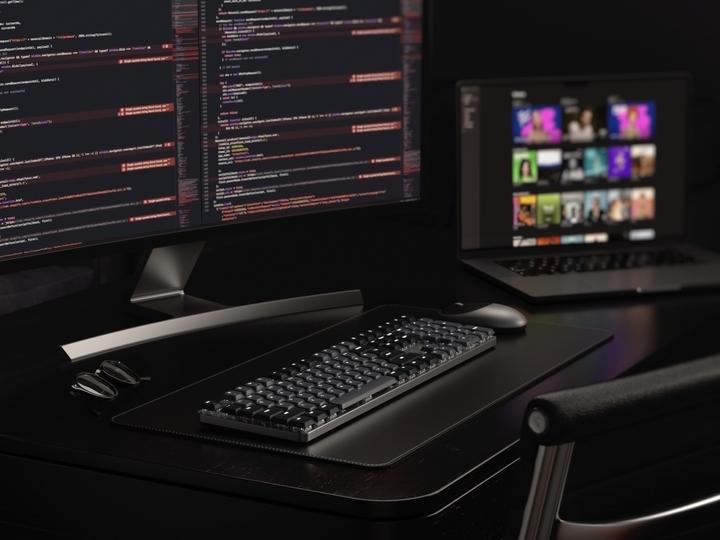 Actual product image Satechi SM3 Slim Mechanical Backlit BT Keyboard Dark German (DE, Wireless)