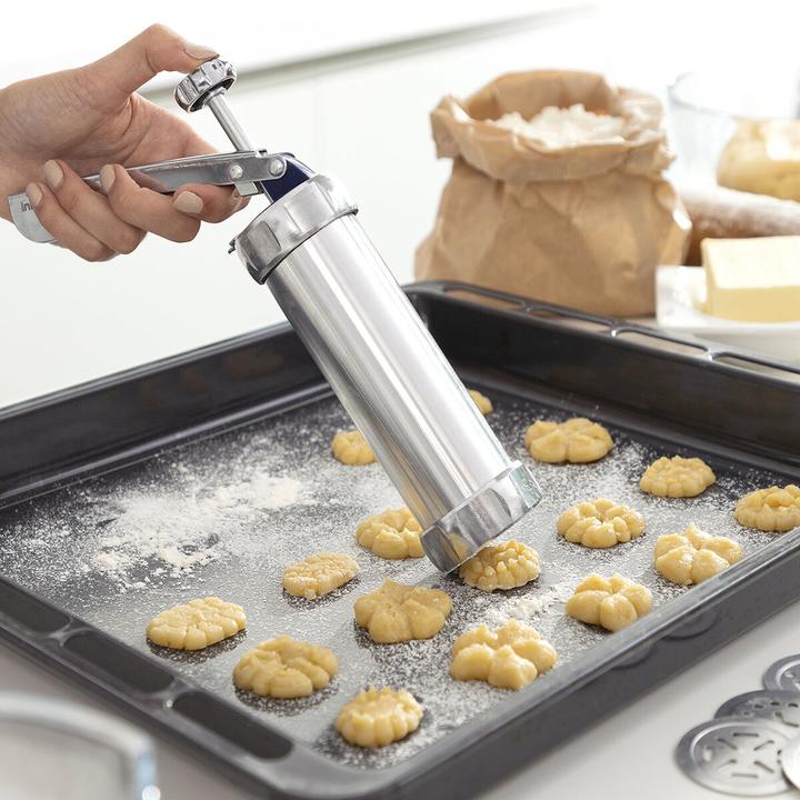Actual product image InnovaGoods Biscuit dough dispenser and spray gun - 4 nozzles (Biscuit press)