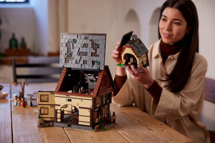Image du produit LEGO Disney Hocus Pocus: The Sanderson Sisters' Cottage (21341, LEGO Ideas, LEGO difficiles à trouver)