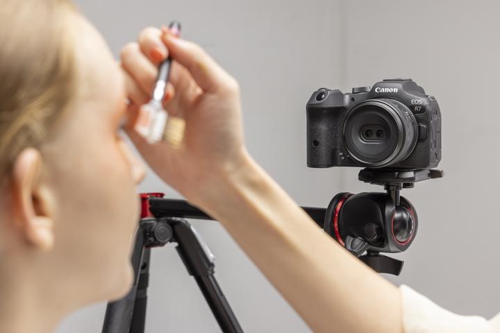 Produktbild Canon RF-S 7.8mm F4 STM Dual (Canon RF-S, APS-C / DX)