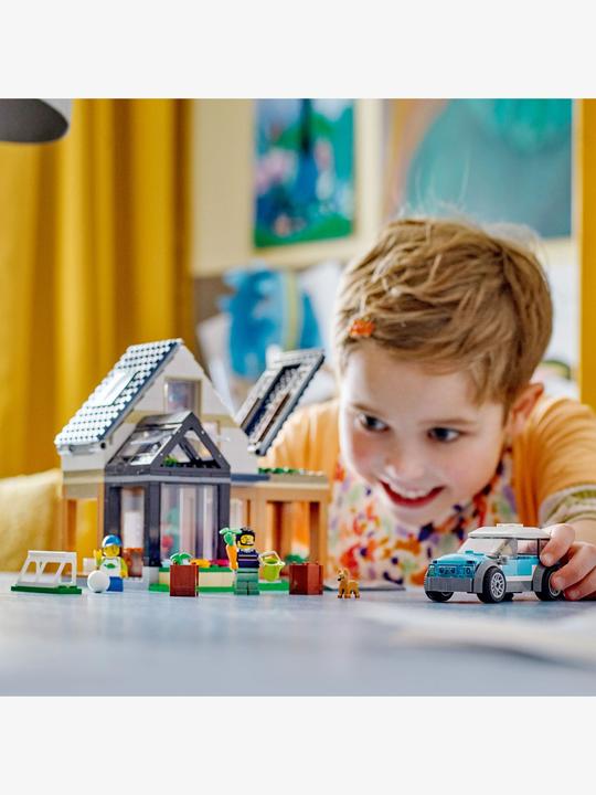 Actual product image LEGO Family home with electric car (60398, LEGO City)
