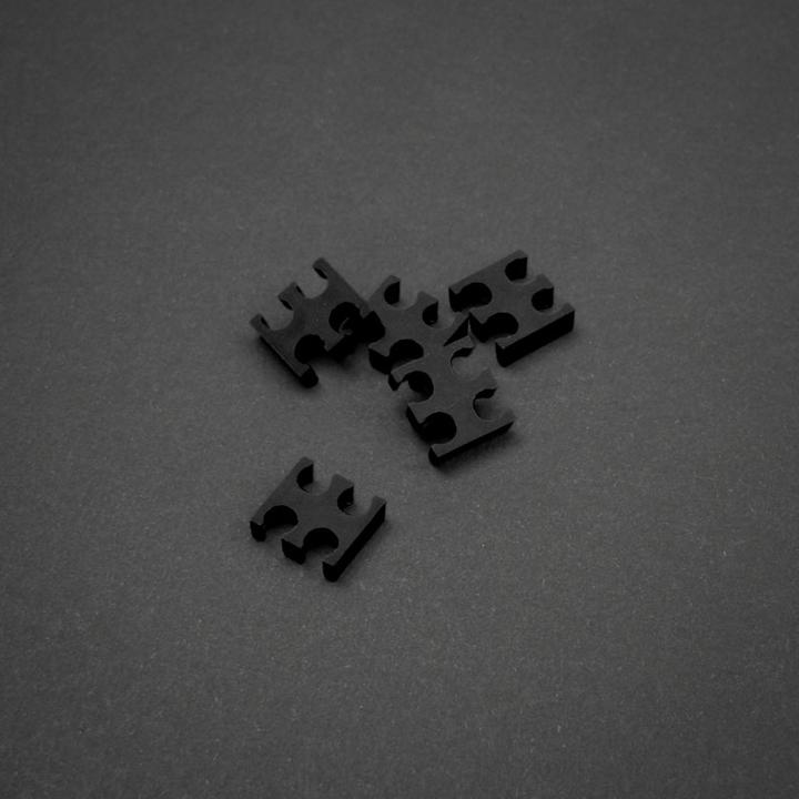 Image du produit King Mod Peigne à câbles 4 slots 3mm petit - noir - lot de 5