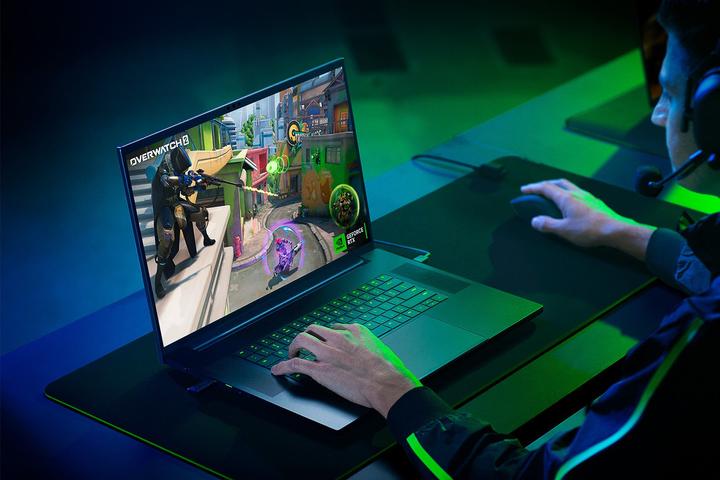 Produktbild Razer Blade 18 (18", Intel Core i9-13950HX, 32 GB, 1000 GB, US)