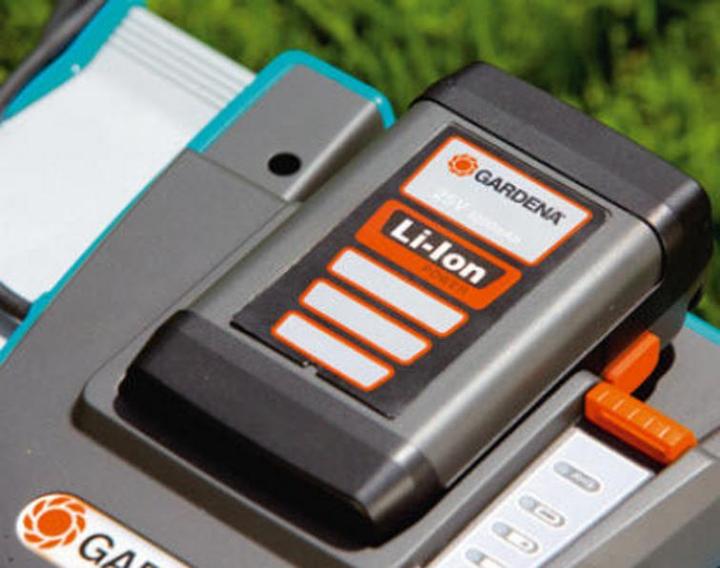 Actual product image Gardena 380Li (Rechargeable battery operated)