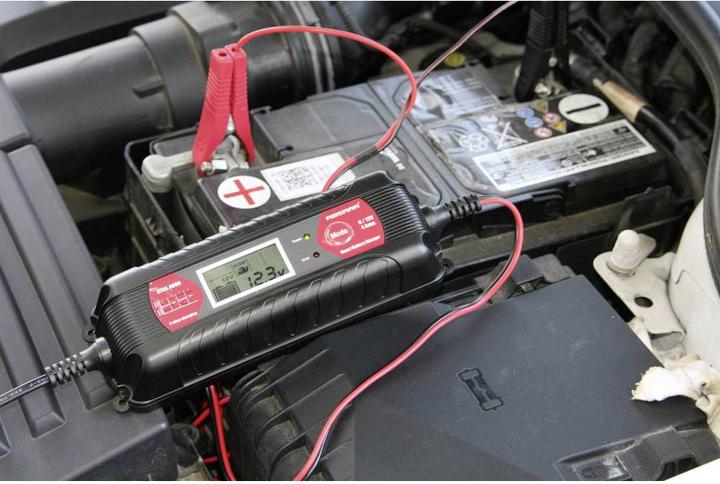 Produktbild Absaar Batterieladegerät 6/12 Volt 4 Ampere (6V, 12V)