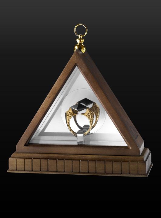 Actual product image Noble Collection Harry Potter replica 1/1 Lord Voldemort's Horcrux ring (gold plated)