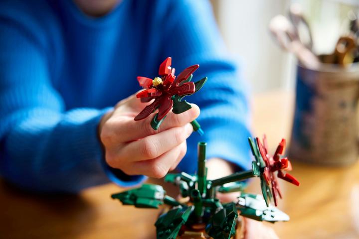 Actual product image LEGO Poinsettia (10370, LEGO Icons)