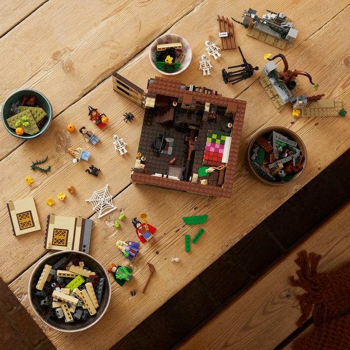 Image du produit LEGO Disney Hocus Pocus: The Sanderson Sisters' Cottage (21341, LEGO Ideas, LEGO difficiles à trouver)