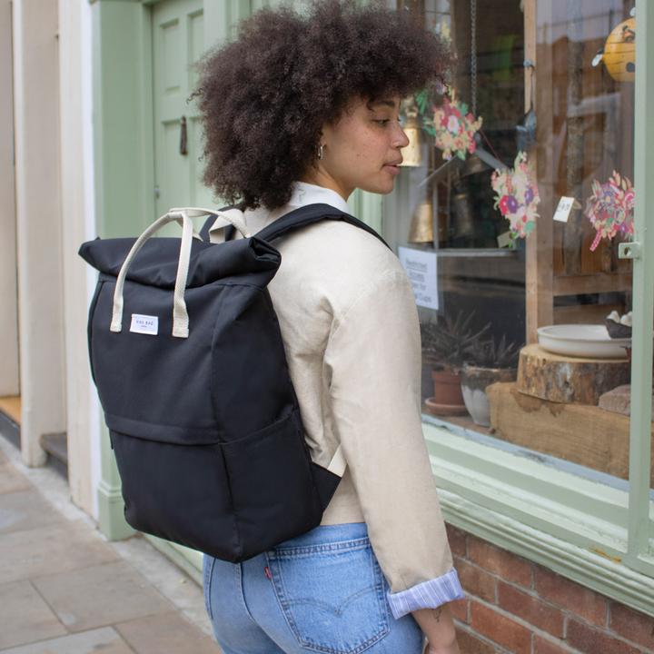 Produktbild Kind Bag Large Backpack Pebble Black (500 l)