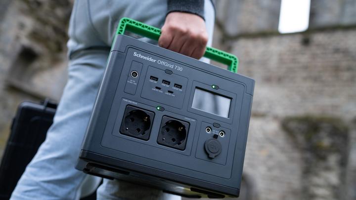 Immagine prodotto APC Schneider OffGrid Portable Power Station 730 738Wh Lithium-ion 2 Schuko Sinewave (738 Wh, 6.40 kg)