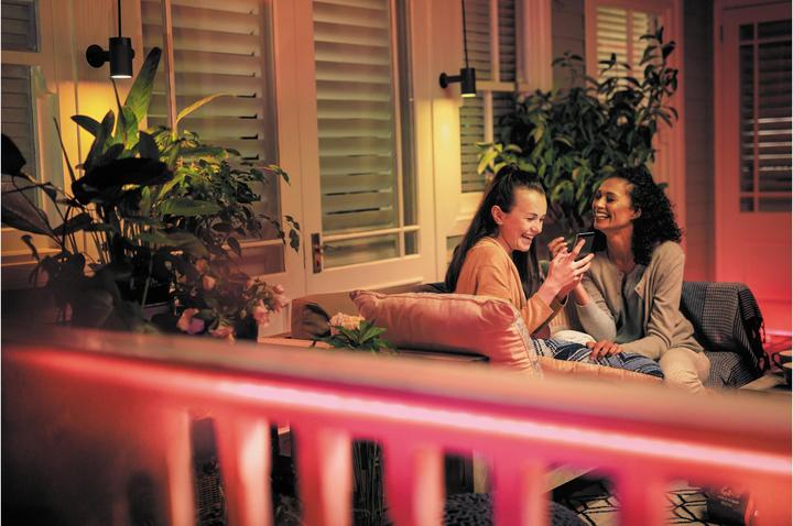 Immagine prodotto Philips Hue Outdoor Lightstrip BT (RGBW, 200 cm, Esterno)