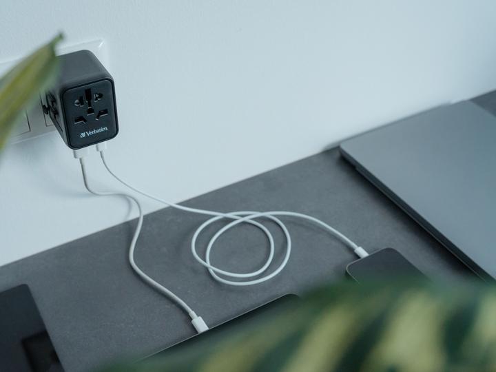 Produktbild Verbatim Universal Travel Adapter with 1 x USB-C PD 20W / 1 x USB-A QC 3.0