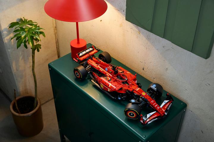 Actual product image LEGO Ferrari SF-24 F1 Rennauto (42207, LEGO Technic)