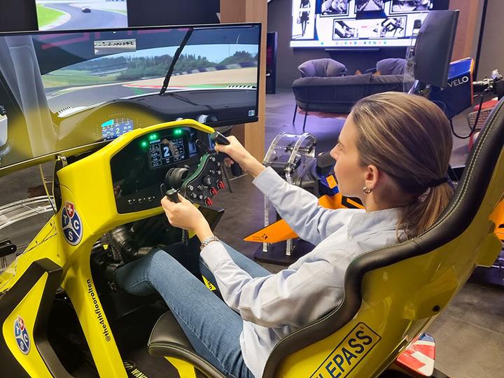 Actual product image Smartbox 2 laps in the racing simulator incl. drinks for 2 people (2 pers.)