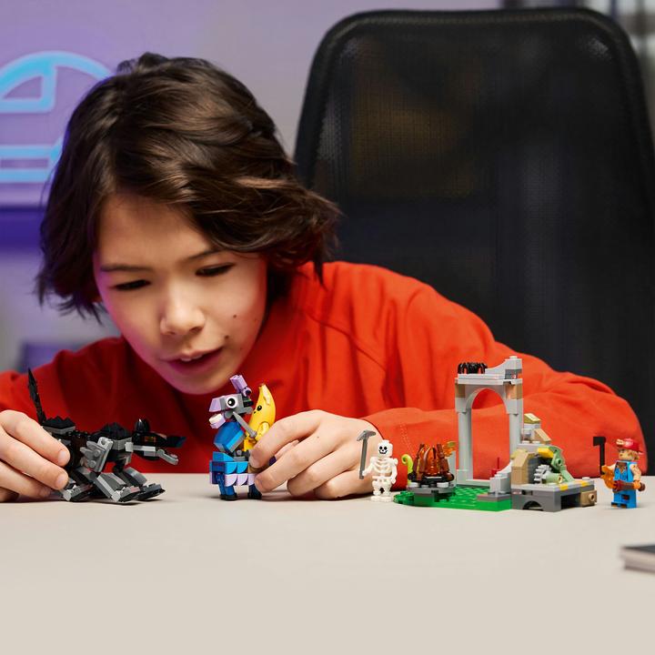 Produktbild LEGO Das Lager von Schali und der Zündkerzenkünstlerin (77075, LEGO Fortnite)