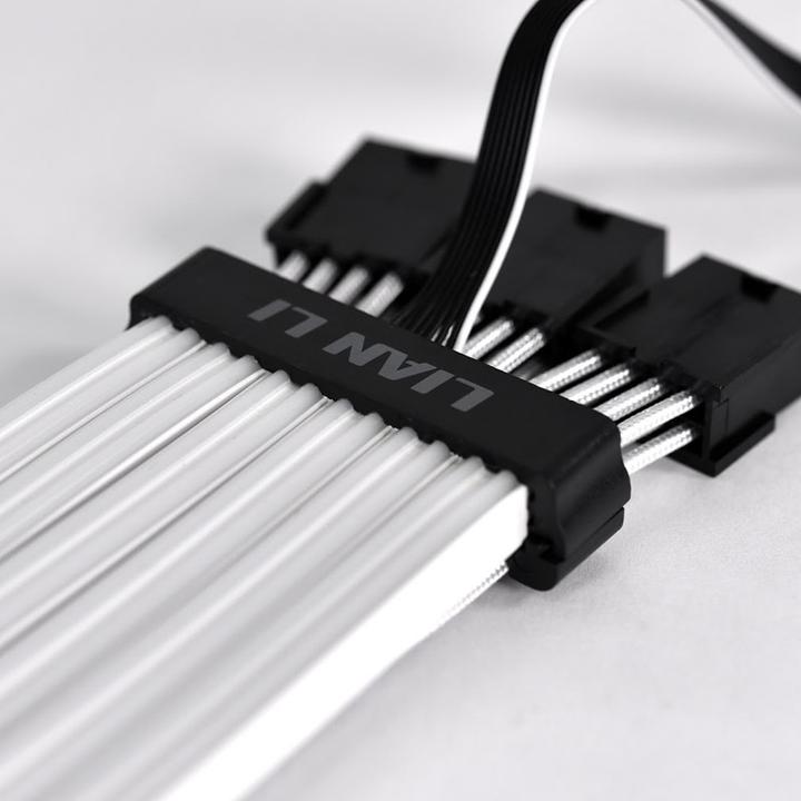 Immagine prodotto Lian-Li Strimer Plus Cavo di alimentazione triplo 8-pin RGB PCIe VGA + telecomando (RGB)
