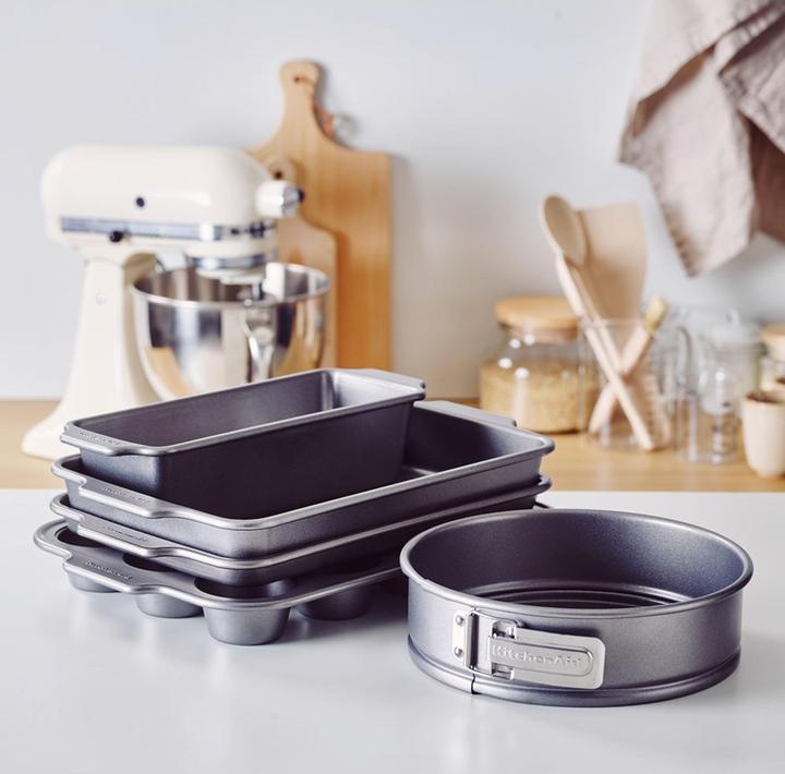 Immagine prodotto KitchenAid Set da 5 pezzi: pagnotta, tortiera, teglia per biscotti, teglia per muffin 12 pezzi, teglia a forma (24 cm)