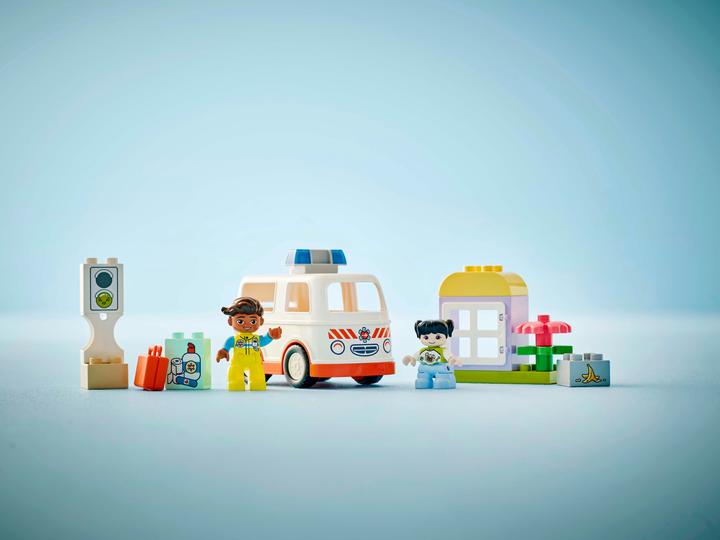 Actual product image LEGO Rettungswagen mit Fahrer (10447)