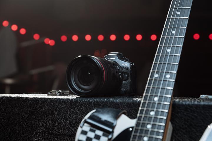 Produktbild Canon EOS R5 Mark II + RF24-105 F4 L IS USM (24 - 105 mm, 45 Mpx, Vollformat)