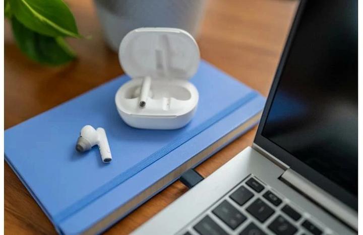 Actual product image Poly Voyager Free 60+ UC M White Sand Earbuds (Wireless, USB-C)