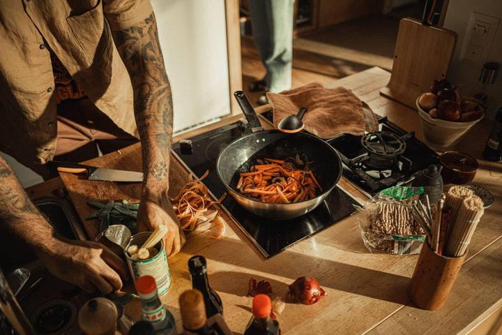 Produktbild Fiskars PAN WOK FF 28CM CERAMIC COATED 1072313 (28 cm, Wok Pfanne, Edelstahl)