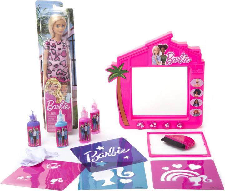 Barbie-Modedesignerin mit Barbie-Puppe