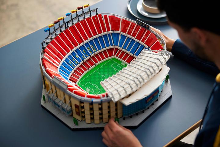 Actual product image LEGO ICONS CAMP NOU - FC BARCELONA 10284 (10284, LEGO Creator Expert, LEGO Rare Sets)