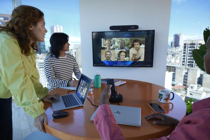 Image du produit HP POLY Studio R30 Barre vidéo USB et télécommande BT avec station d'accueil USB-C G5 Bundle