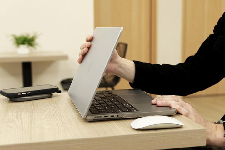 Image du produit Moshi Étui rigide iGlaze - Obudowa MacBook Pro 14" (2021) (Stealth Clear)" (14", Apple)