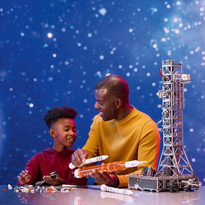 Actual product image LEGO NASA Artemis launch pad (10341, LEGO Icons, LEGO Rare Sets)