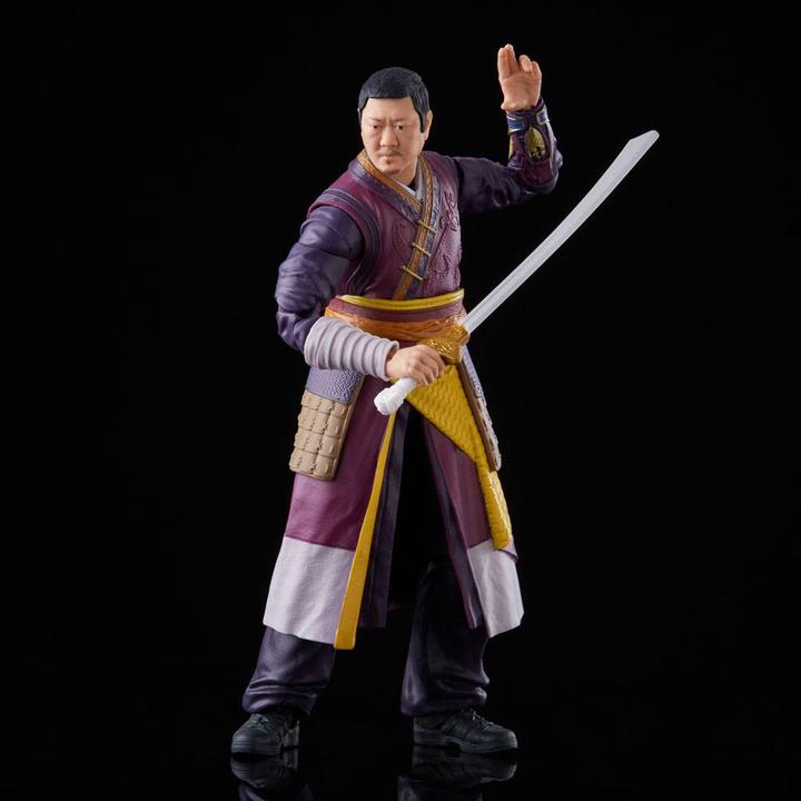 Produktbild Hasbro Legends Series Marvel’s Wong Sammelfigur (15 cm), 4 Accessoires und 1 Build-A-Figure Element