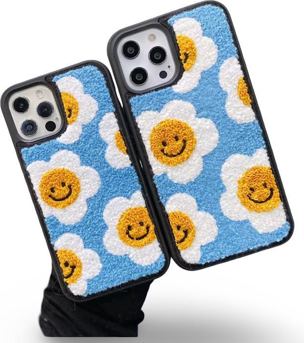 Produktbild RPD iPhone 15 Pro Max - Flower Smiles Knit Case - Blau mit Stickerei (Apple iPhone 15 Pro Max)