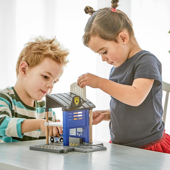 Actual product image Brio Police station with emergency vehicle