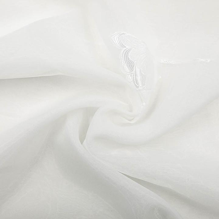 Weiss mit bestickten Blumen