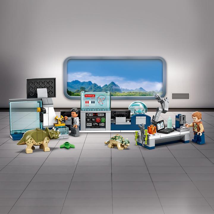 Actual product image LEGO Dr. Wu's lab: Outbreak of baby dinosaurs (75939, LEGO Jurassic World)