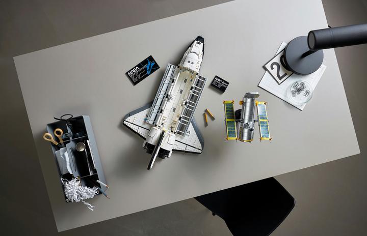 Actual product image LEGO NASA Space Shuttle Discovery (10283, LEGO Rare Sets)