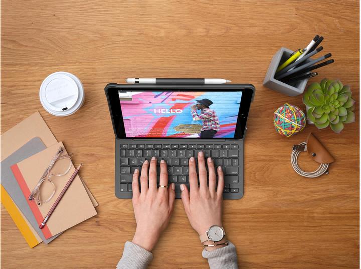 Produktbild Logitech Slim Folio (CH, iPad 2021 (9. Gen), iPad 2019 (7. Gen), iPad 2020 (8. Gen))