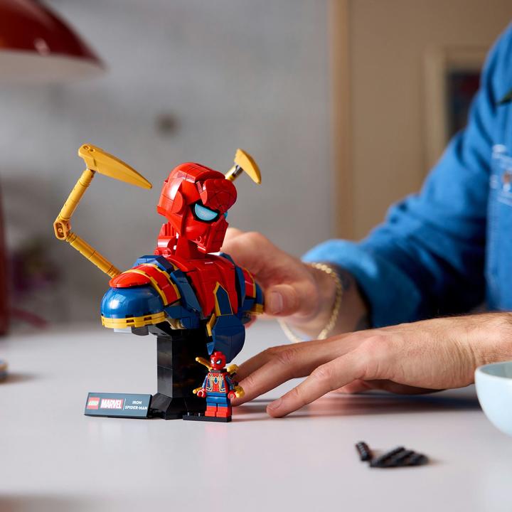 Actual product image LEGO Iron Spider-Man bust (76326, LEGO Marvel)