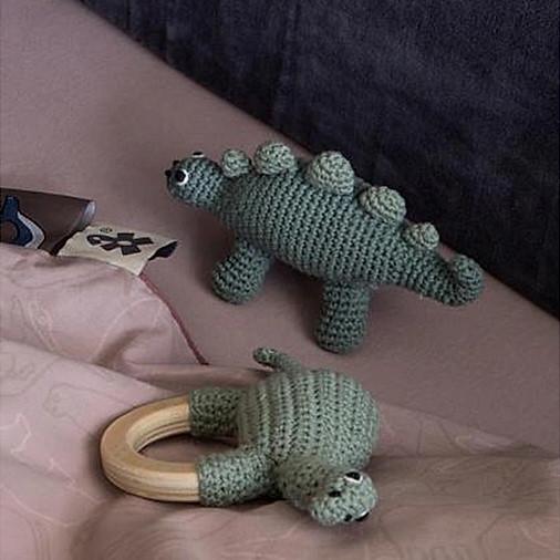 Image du produit Sebra Hochet Dino au crochet sur anneau en bois