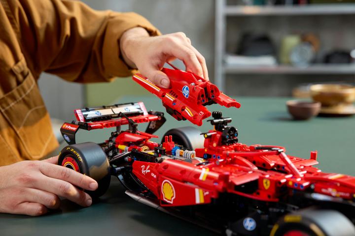 Actual product image LEGO Ferrari SF-24 F1 Rennauto (42207, LEGO Technic)
