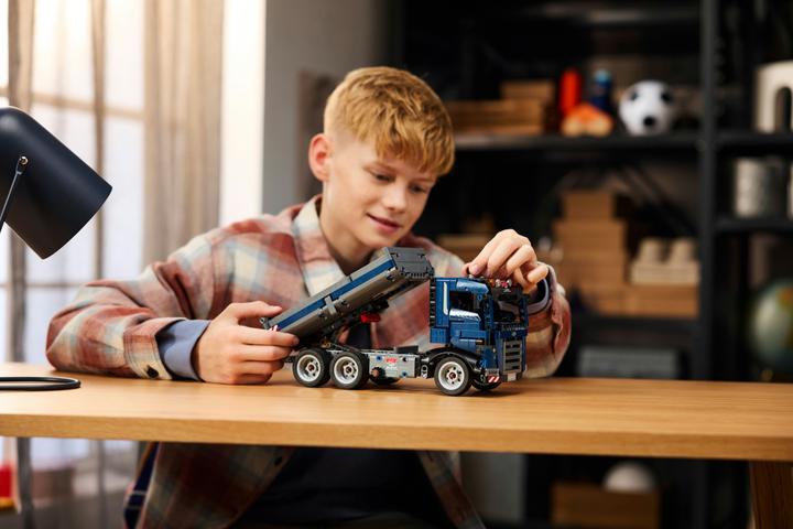 Actual product image LEGO Kipplaster (42203, LEGO Technic)