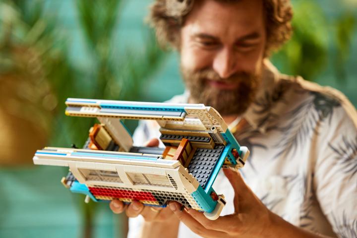 Actual product image LEGO Volkswagen T2 Camping Bus (10279, LEGO Creator Expert, LEGO Rare Sets)
